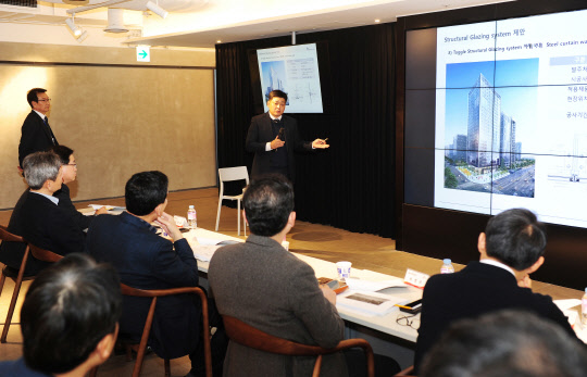 사진은 지난 11월 19일 SK건설 관훈동 본사에서 열린 기술경진대회 PT심사에서 대회에 참가한 비즈파트너 직원이 심사위원들을 대상으로 PT를 진행하는 모습. <SK건설 제공>